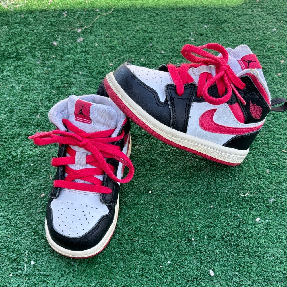 Jordan 1 infant Black and Red Sneakers